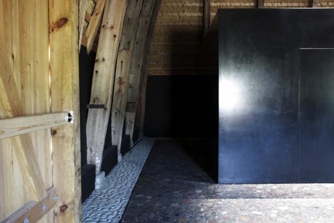 Danish design, barn, recycled barn, refurbished barn, Praksis, terrazzo floor, red-bricked wall, biodegradable roof, straw roof, thatched roof, flexible space, exhibitions space, curved wooden walls, denmark
