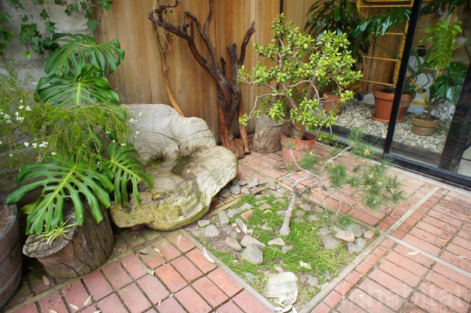 Eames House, Case Study House No. 8, Sustainable Architecture, Green Design, Prefab, Prefabricated Home, Mid-Century Modern, Charles and Ray Eames, Recycled Materials, Eco-Friendly, Courtyard