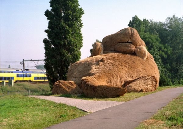 Florentijn Hofman, musk rat, big sculpture, thatch, dutch design, Nieuwerkerk, The Netherlands, dutch countryside, biodegradable materials, local materials, local craftsmen, animals, art, recycled / compost