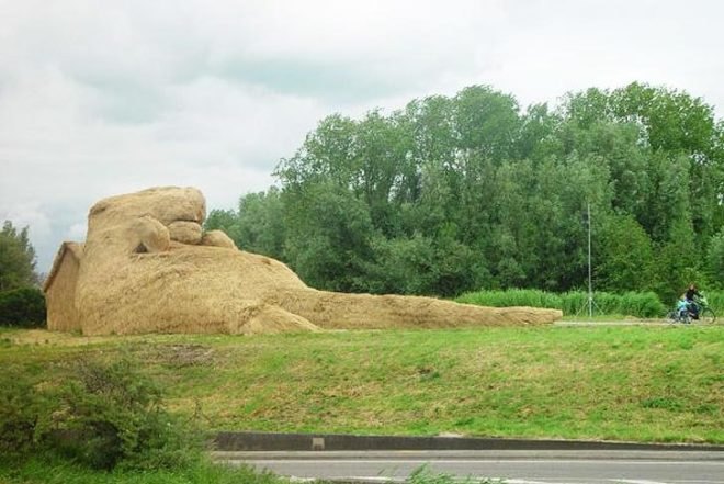 Florentijn Hofman, musk rat, big sculpture, thatch, dutch design, Nieuwerkerk, The Netherlands, dutch countryside, biodegradable materials, local materials, local craftsmen, animals, art, recycled / compost