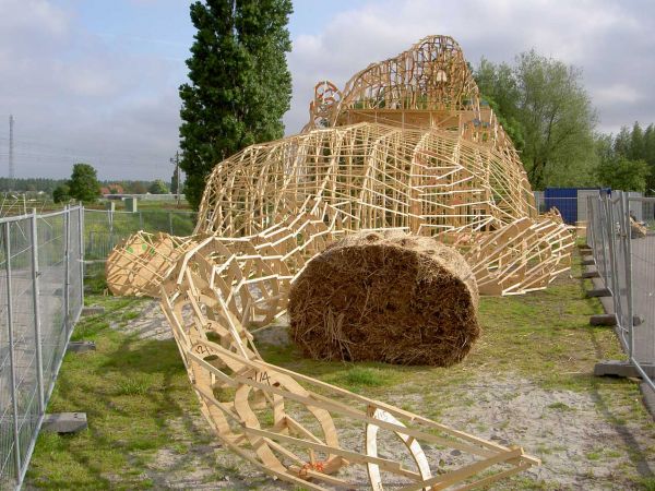 Florentijn Hofman, musk rat, big sculpture, thatch, dutch design, Nieuwerkerk, The Netherlands, dutch countryside, biodegradable materials, local materials, local craftsmen, animals, art, recycled / compost