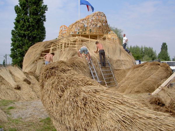 Florentijn Hofman, musk rat, big sculpture, thatch, dutch design, Nieuwerkerk, The Netherlands, dutch countryside, biodegradable materials, local materials, local craftsmen, animals, art, recycled / compost