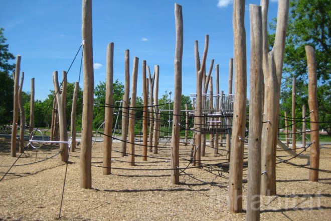 landscape arcitecture, Elegant Playground, Gleisdreieck Park, Atelier-loidl, minimal design, berlin, less is more, ropes, tree trunks, stainless steel, Green Materials, Landscape Architecture
