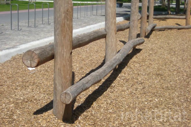 landscape arcitecture, Elegant Playground, Gleisdreieck Park, Atelier-loidl, minimal design, berlin, less is more, ropes, tree trunks, stainless steel, Green Materials, Landscape Architecture