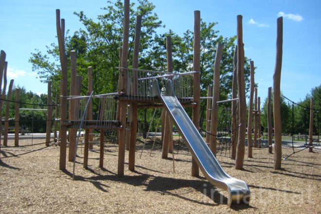 landscape arcitecture, Elegant Playground, Gleisdreieck Park, Atelier-loidl, minimal design, berlin, less is more, ropes, tree trunks, stainless steel, Green Materials, Landscape Architecture