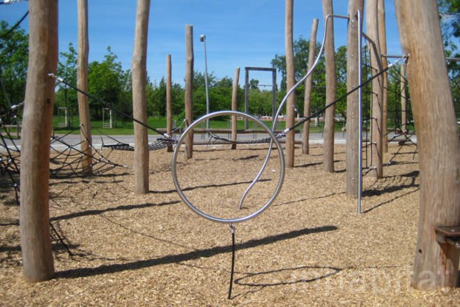 landscape arcitecture, Elegant Playground, Gleisdreieck Park, Atelier-loidl, minimal design, berlin, less is more, ropes, tree trunks, stainless steel, Green Materials, Landscape Architecture
