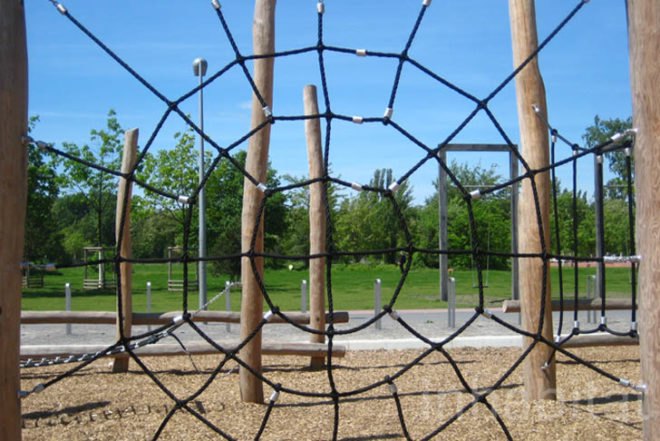 landscape arcitecture, Elegant Playground, Gleisdreieck Park, Atelier-loidl, minimal design, berlin, less is more, ropes, tree trunks, stainless steel, Green Materials, Landscape Architecture