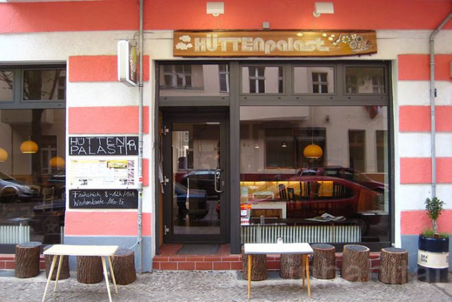 Hüttenpalast, caravan hotel, Vacuum cleaner factory, Berlin, Caravan, Hotel, Neukölln, vintage furniture, Ebay, wooden hut, Flea Markets, Architecture, Art, green Interiors, camping