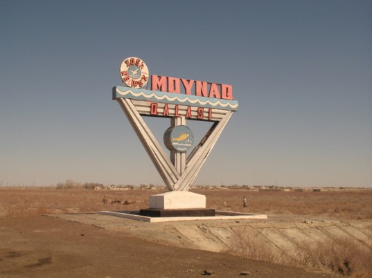 mo'ynoq, moynoq, aral sea, shrinking of the aral sea, ghost town, ships in desert, desert ships, soviet union, evaporation, climate change,