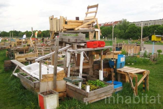 Stadtteilgarten Schillerkiez, Tempelhof airport, berlin, community gardens, food, growing food, mobile garden, abandoned airport, people initiatives, recycled pallets, recycled matrials, social design, Urban design, Sustainable Food, Architecture, green furniture, Botanical, diy, Gardening, Recycled Materials, Recycling / Compost