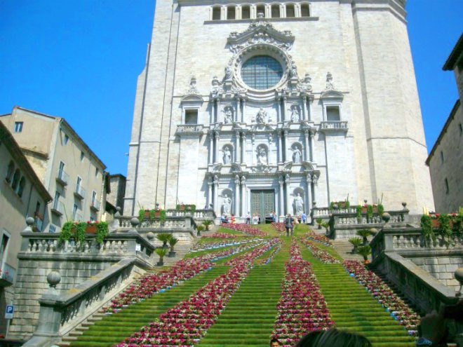 girona flower festival, tiempo de flores, catalan flower festival, flower show, spain spring celebration, sustainable art, landscape gardening, flower artwork
