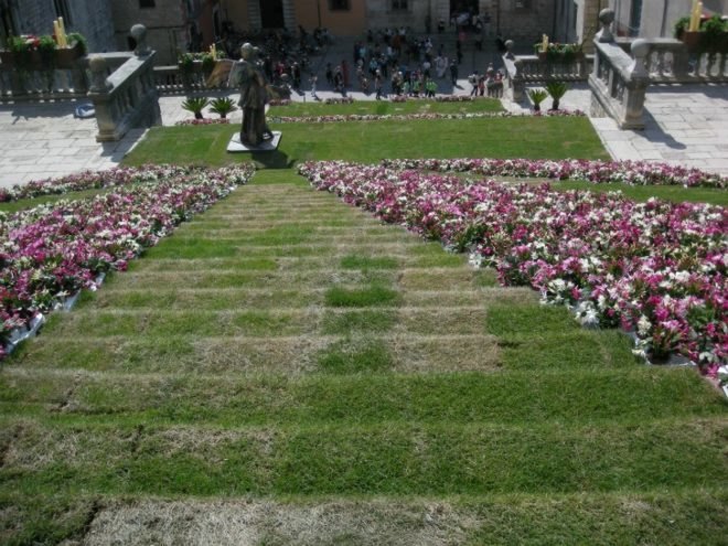 girona flower festival, tiempo de flores, catalan flower festival, flower show, spain spring celebration, sustainable art, landscape gardening, flower artwork