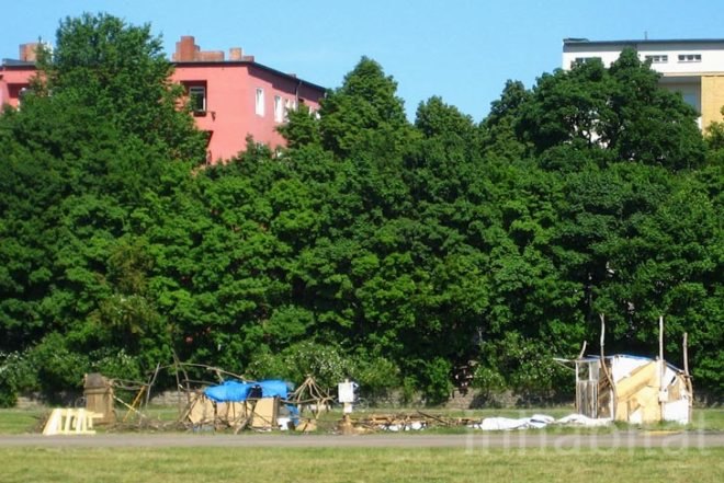 Architecture, Art, DIY, Recycled Materials, recycled wood, tyres, pallets, tempelhof airport, Bread & Butter, Gecekondu Landed Overnight, Youth Art Neukölln, Kunst-Stoffe, Urban Planning, Crafts, german design, berlin