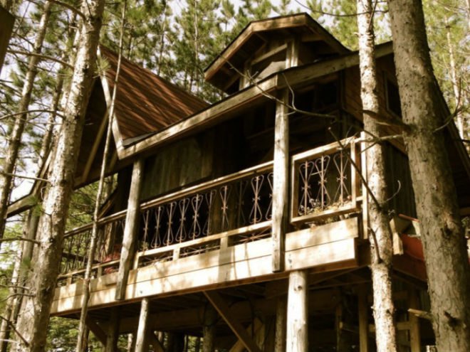 Treehouse, Lynne Knowlton, reclaimed materials, barn wood, recycled materials, upcycled materials, tree house
