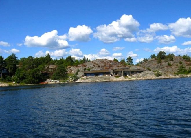 Skaara Architekter, Bulhomen Cabin, Oslo, Norway, green roof, living room, green renovation, cabin, waterside, green design, sustainable design, eco-design