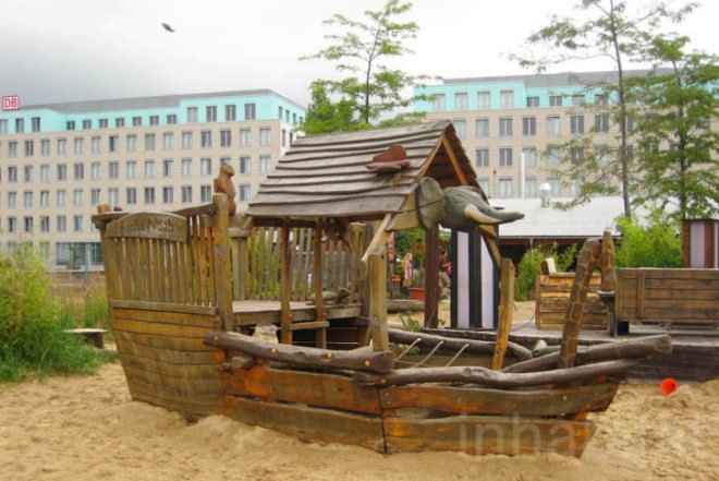 Mount Center, Beach Bar, parkour, Mitte, Berlin, Beach-volley, recycled materials, Beetle car, Trabants, Beach-Mitte, Noah ark, Architecture, Recycled Materials, green sport, Landscape Architecture, Interactive Objects,