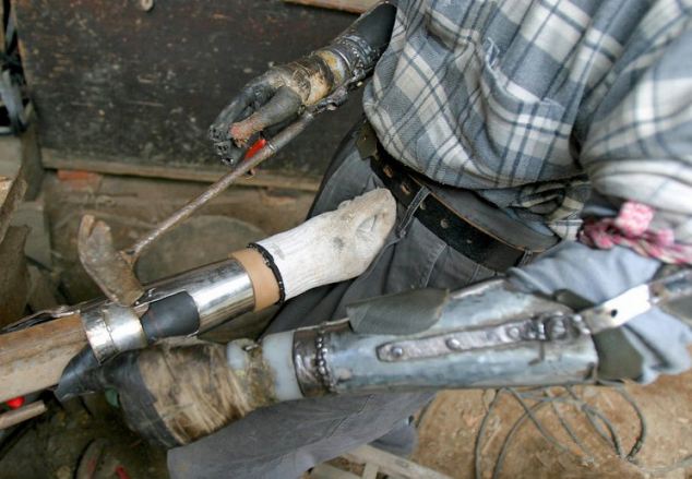 DIY, Bionic Hands, China, Sun Jifa, prosthetic limbs, injury, scrap metal