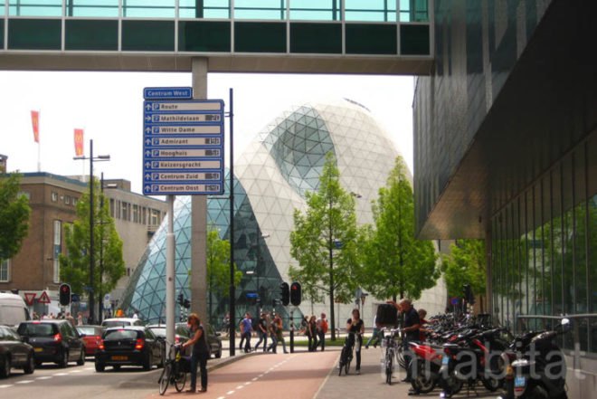Massimiliano Fuksas, The Blob, Eindhoven, Philips, glass, steel, organic architecture, architecture, daylight