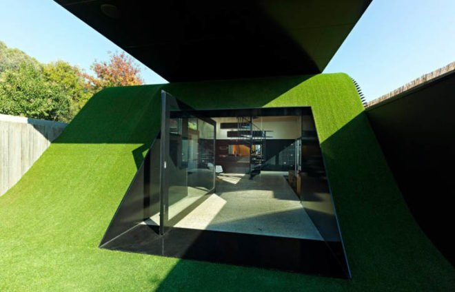 green design, eco design, sustainable design, Andrew Maynard Architects, cantilevers, louvers, artificial hill, HIll House