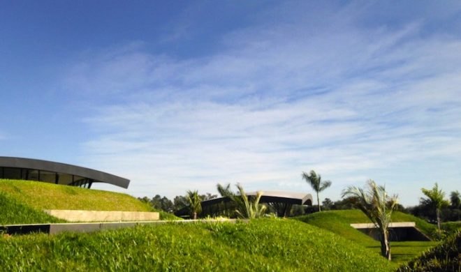 BAUEN, Two Houses, Paraguay, green roof, sweeping arched roofs, green design, natural materials, sustainable design, eco-design, cave homes, eco-luxe architecture
