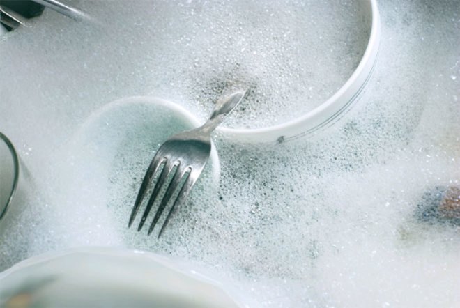 Soak Your Dishes, water savings, 7 Easy Ways To Save Water in Your House, How to save water in your home, saving water, save water, water conservation, green design, eco design, sustainable design, how to save water, world water crisis, water shortage, save water