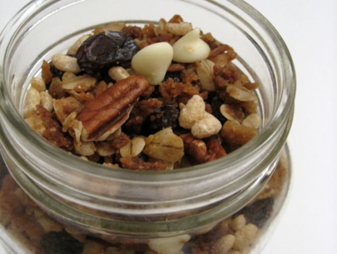 dried granola in a jar, homemade granola, food gifts in jars, homemade granola in a jar