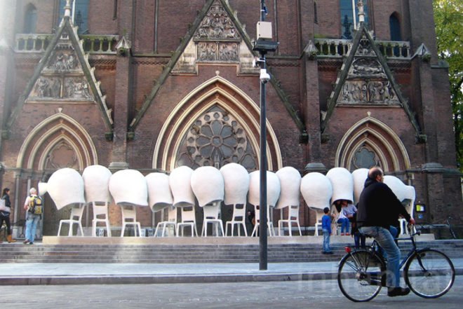Nacho Carbonell, Communication Line, Dutch Design Week, chicken wire, public art, sofa, social, Eindhoven, recycled paper, Ana Lisa Alperovich