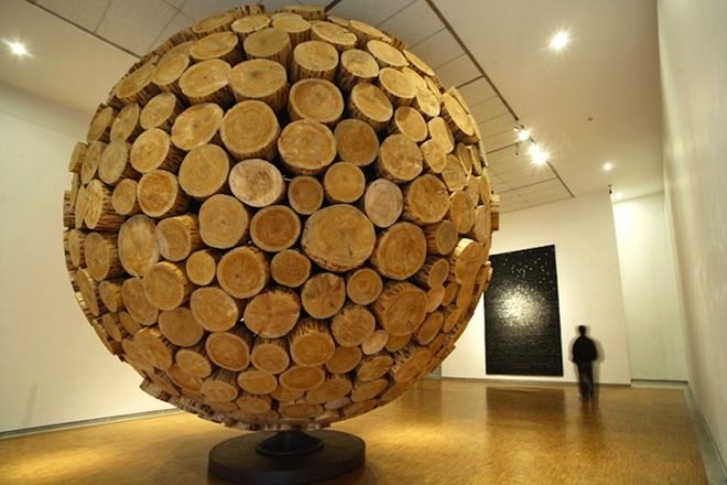 Lee Jae-Hyo, wood, Korean artist, giant wooden balls, sculptural wooden spheres, natural materials, green materials, timber, art, eco-art, eco-design,