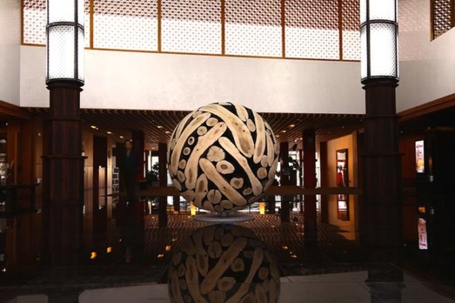 Lee Jae-Hyo, wood, Korean artist, giant wooden balls, sculptural wooden spheres, natural materials, green materials, timber, art, eco-art, eco-design,