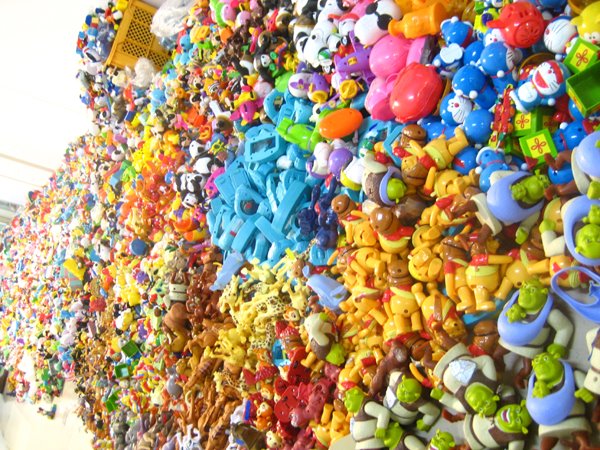 Hiroshi Fuji, Art, Recycled Materials, 3331 Arts Chiyoda, recycled toys, Mickey Mouse, Doraemon, japanese art, big scale installation