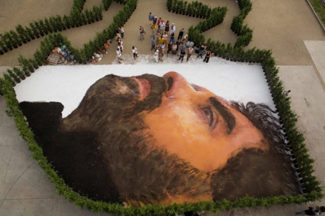 green design, eco design, sustainable design, Earth Art, Jorge Rodriguez-Gerada, Enric Miralles, President Obama, Obama portrait, obama mandala, giant obama portrait Barcelona, earth mandala, 350.org