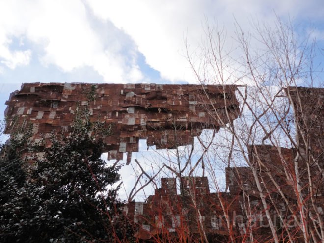 green design, eco design, sustainable design, El Anatsui, Jack Shainman Gallery, high Line park, Mirror installation high line park, upcycled art, recycled art, Broken Bridge ii