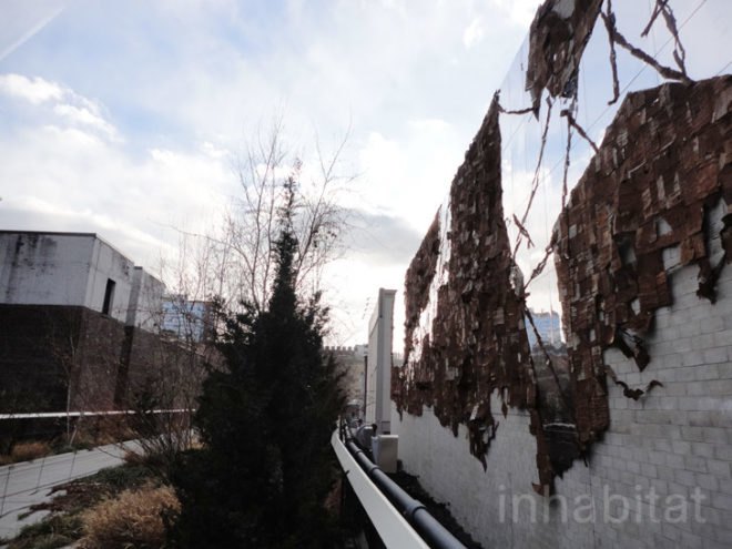 green design, eco design, sustainable design, El Anatsui, Jack Shainman Gallery, high Line park, Mirror installation high line park, upcycled art, recycled art, Broken Bridge ii