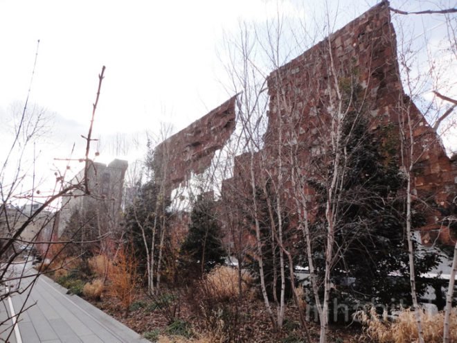 green design, eco design, sustainable design, El Anatsui, Jack Shainman Gallery, high Line park, Mirror installation high line park, upcycled art, recycled art, Broken Bridge ii