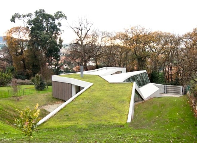 clay walls, F451 Arquitectura, Gijon, Spain, design, green design, sustainable design, eco-design, energy efficiency, green roof, daylighting, atelier, home, hybrid house, corrugated metal roof, insulation