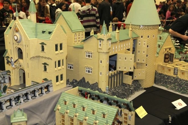 LEGO Hogwarts, Harry Potter Hogwarts LEGO replica, Alice Finch LEGO sculptures, Harry Potter LEGO sets, LEGO sculptures, BrickCon 2012, BrickCon Exhibition, Harry Potter studio, LEGO ART, house of LEGOs