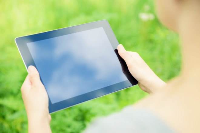 ubiquitous energy, iPad, tablet, ipad, e-reader, ipad camera, ipad photos, tablet computer, solar tablet computer, solar power, renewable energy, solar gadget, green gadget