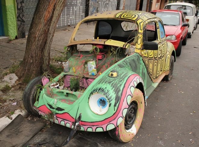 ocupe carrhinho, abandoned cars in sao paulo, felipe carrelli, transforming abandoned cars into art and garden spaces, abandoned cars as dumps. abandoned cars as neighborhood blight, neighborhood blight, neighborhood empowerment, tobias rodil, thiago carvalhaes, festival baixo centro, community building, community urban intervention, grassroots urban intervention, urban intervention in sao paulo, government support of beautifying abandoned cars