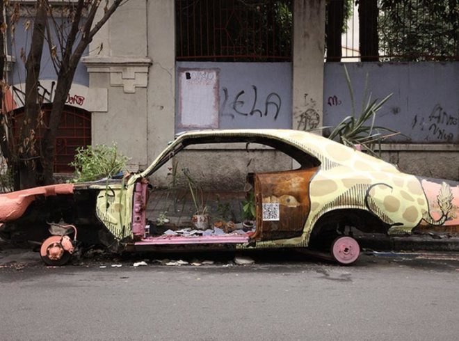 ocupe carrhinho, abandoned cars in sao paulo, felipe carrelli, transforming abandoned cars into art and garden spaces, abandoned cars as dumps. abandoned cars as neighborhood blight, neighborhood blight, neighborhood empowerment, tobias rodil, thiago carvalhaes, festival baixo centro, community building, community urban intervention, grassroots urban intervention, urban intervention in sao paulo, government support of beautifying abandoned cars