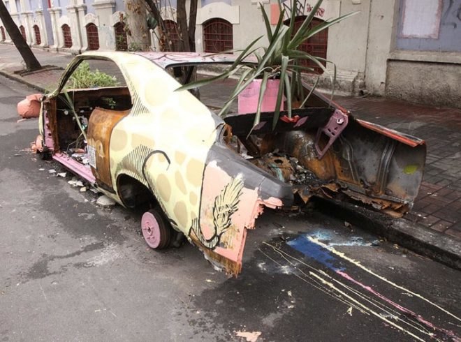 ocupe carrhinho, abandoned cars in sao paulo, felipe carrelli, transforming abandoned cars into art and garden spaces, abandoned cars as dumps. abandoned cars as neighborhood blight, neighborhood blight, neighborhood empowerment, tobias rodil, thiago carvalhaes, festival baixo centro, community building, community urban intervention, grassroots urban intervention, urban intervention in sao paulo, government support of beautifying abandoned cars