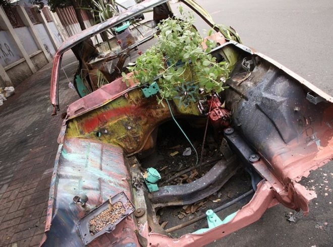 ocupe carrhinho, abandoned cars in sao paulo, felipe carrelli, transforming abandoned cars into art and garden spaces, abandoned cars as dumps. abandoned cars as neighborhood blight, neighborhood blight, neighborhood empowerment, tobias rodil, thiago carvalhaes, festival baixo centro, community building, community urban intervention, grassroots urban intervention, urban intervention in sao paulo, government support of beautifying abandoned cars
