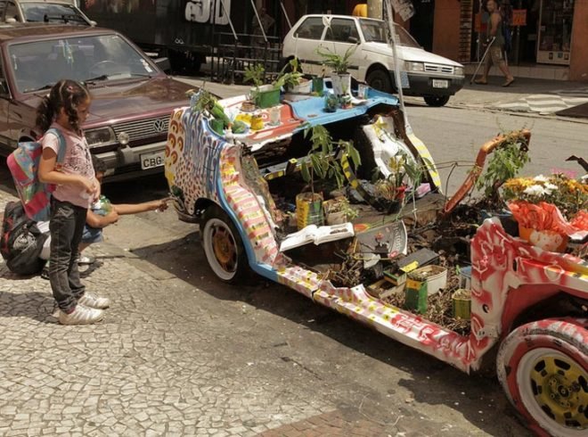 ocupe carrhinho, abandoned cars in sao paulo, felipe carrelli, transforming abandoned cars into art and garden spaces, abandoned cars as dumps. abandoned cars as neighborhood blight, neighborhood blight, neighborhood empowerment, tobias rodil, thiago carvalhaes, festival baixo centro, community building, community urban intervention, grassroots urban intervention, urban intervention in sao paulo, government support of beautifying abandoned cars