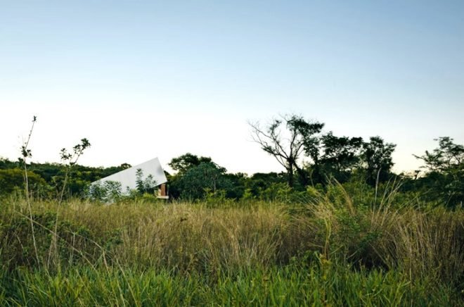 Javier Corvalán, Camera Obscura, Paraguay homes, Caja Oscura, sustainable design, eco-design, green design, natural ventilation, locally-sourced materials, daylighting,