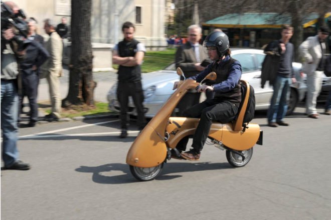 MOVEO collapsible vehicle, MOVEO scooter, foldable scooter, JumpStartCity campaign, crowdfunding campaign, green transportation, green vehicles, electric scooters, electric bikes, green design, lightweight scooter, LED lights