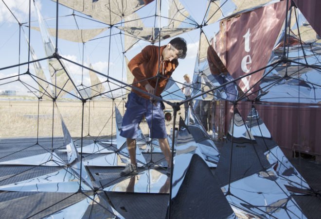 Tomas Saraceno, Solar Bell sculpture, Tomas Saraceno Solar Bell, flying sculpture, flying sculpture Rotterdam, Maasvlakte 2 Rotterdam, Rotterdam flying sculpture, solar panels, solar energy, wind power, flying buildings, renewable energy sources, green design, eco-friendly art