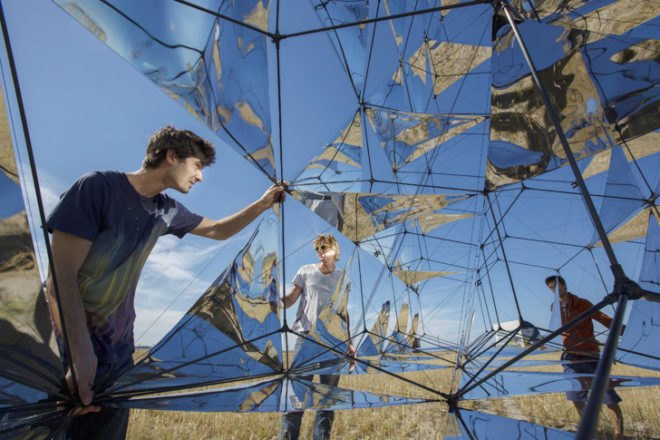 Tomas Saraceno, Solar Bell sculpture, Tomas Saraceno Solar Bell, flying sculpture, flying sculpture Rotterdam, Maasvlakte 2 Rotterdam, Rotterdam flying sculpture, solar panels, solar energy, wind power, flying buildings, renewable energy sources, green design, eco-friendly art