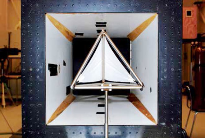 Tomas Saraceno, Solar Bell sculpture, Tomas Saraceno Solar Bell, flying sculpture, flying sculpture Rotterdam, Maasvlakte 2 Rotterdam, Rotterdam flying sculpture, solar panels, solar energy, wind power, flying buildings, renewable energy sources, green design, eco-friendly art