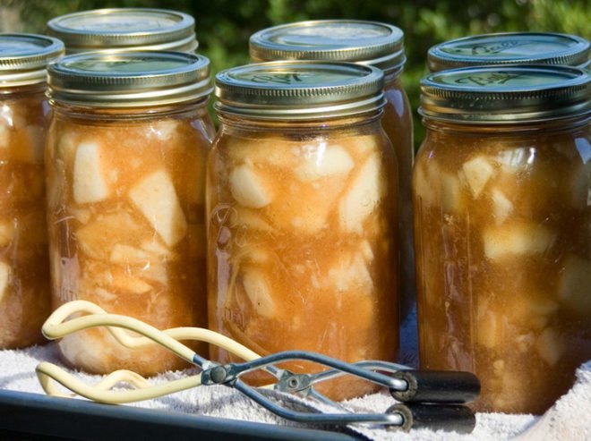 Canned Apple Slices, apple, apples, apple pie, apple crumble, apple salad, walnuts, feta, canning, apple preserves, spiced apples, cinnamon, apple tart, apple pie, apple crumble, tarte tatin, caramel, caramel apples, caramel apple bites, mini apples, halloween, thanksgiving, autumn, fall