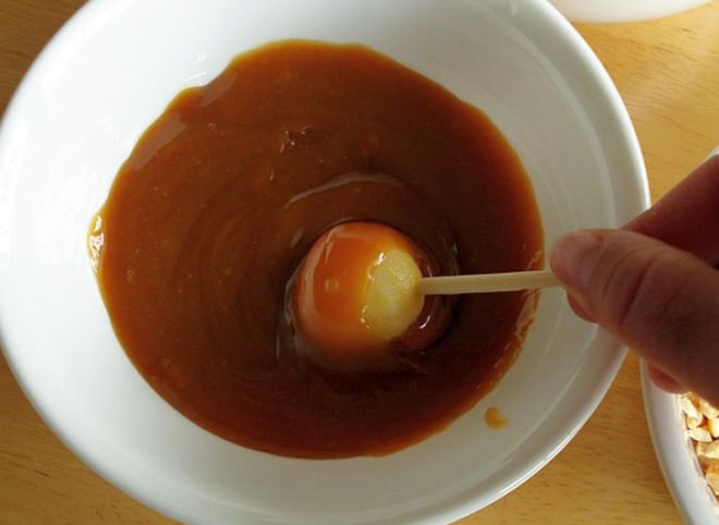 Caramel Apple Balls, apple, apples, apple pie, apple crumble, apple salad, walnuts, feta, canning, apple preserves, spiced apples, cinnamon, apple tart, apple pie, apple crumble, tarte tatin, caramel, caramel apples, caramel apple bites, mini apples, halloween, thanksgiving, autumn, fall