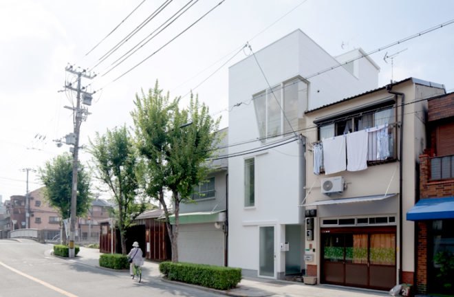 Ido Kenji, narrow house Tamatsu, house Tamatsu, japanese architects, osaka architecture, daylit homes, natural lighting, tiny homes, skylights, small spaces